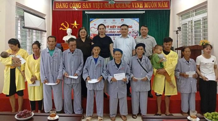 Chị Phùng Thị Hiền (người đứng thứ 2 từ trái sang) trao tặng quà cho bệnh nhân có hoàn cảnh khó khăn tại xã Hạ Lang.