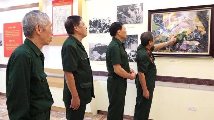 Các cựu chiến binh tham quan Nhà trưng bày chiến thắng Đông Khê tại khu di tích.