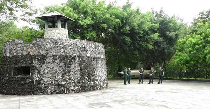 Hội Cựu chiến binh xã Đông Khê tại lô cốt tháp canh,Đồn Đông Khê, Khu di tích Quốc gia đặc biệt Địa điểm chiến thắng Biên giới năm 1950.