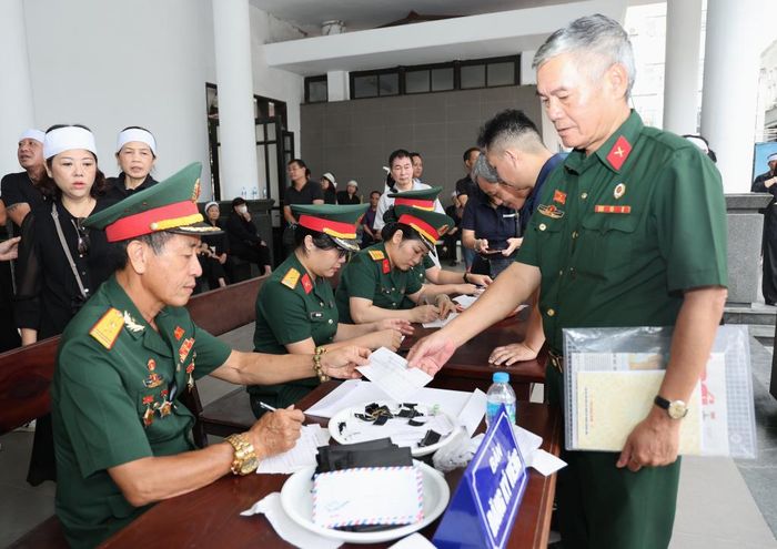 Các đoàn đại biểu đăng ký vào viếng Anh hùng Lực lượng vũ trang nhân dân La Văn Cầu tại Nhà tang lễ Bộ Quốc phòng.