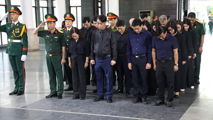 Đoàn đại biểu tỉnh dành phút mặc niệm tưởng nhớ Đại tá, Anh hùng Lực lượng vũ trang nhân dân La Văn Cầu.
