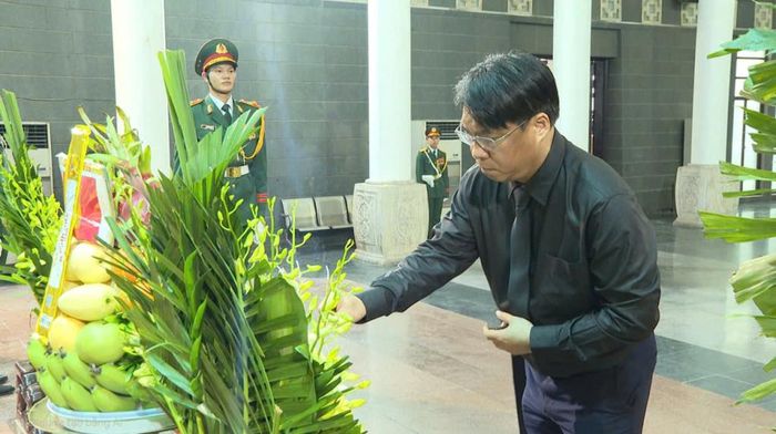 Đồng chí Phan Thăng An, Ủy viên Trung ương Đảng, Bí thư Tỉnh ủy, Chủ tịch HĐND tỉnh dâng hương viếng Đại tá, Anh hùng Lực lượng vũ trang nhân dân La Văn Cầu.