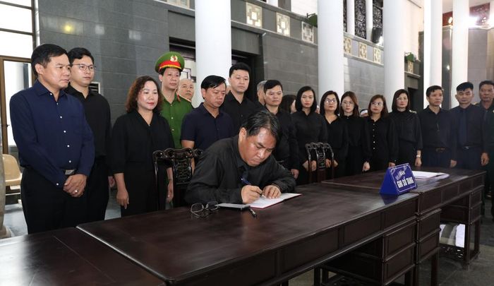 Bí thư Tỉnh ủy, Chủ tịch HĐND tỉnh Phan Thăng An ghi sổ tang, bày tỏ lòng tiếc thương và tri ân Đại tá, Anh hùng Lực lượng vũ trang nhân dân La Văn Cầu.