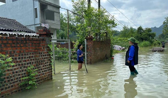 Nhiều nhà dân bị ngập úng, cô lập.
