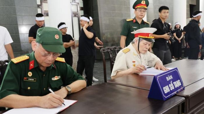 Các Cựu chiến binh ghi cảm tưởng trong buổi lễ.