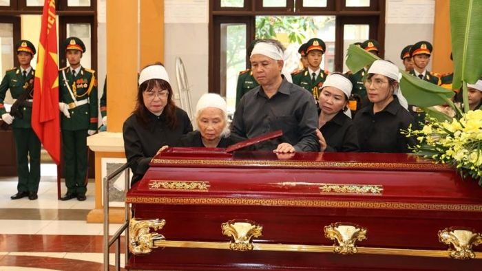 Gia đình tiếc thương nhìn Đại tá La Văn Cầu lần cuối trước khi tiễn đưa đồng chí về nơi an nghỉ.