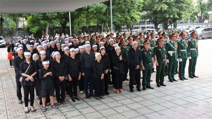 Gia quyến của Đại tá, Anh hùng Lực lượng vũ trang nhân dân La Văn Cầu tại nhà tang lễ.