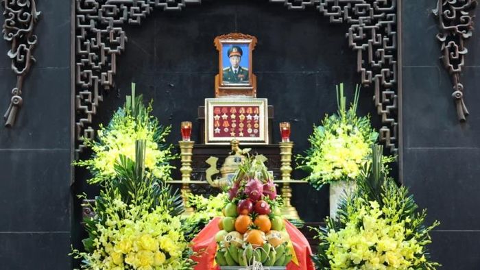 Di ảnh cùng huân, huy chương của Đại tá, Anh hùng Lực lượng vũ trang nhân dân La Văn Cầu