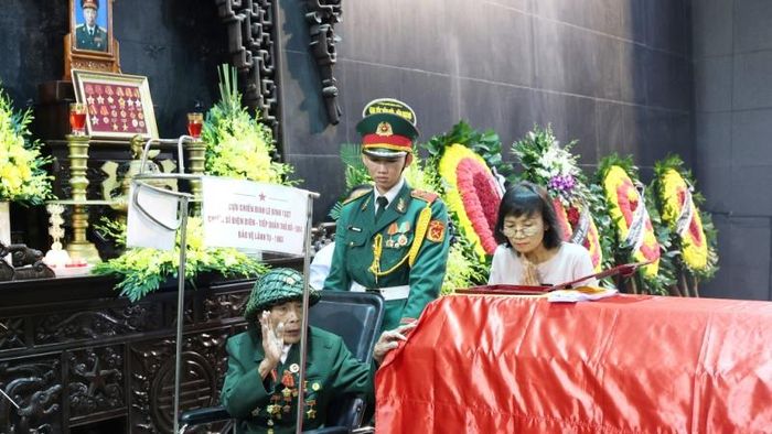 Cựu chiến binh Lê Bình, 99 tuổi, từng chiến đấu cùng Anh hùng La Văn Cầu đến tiễn biệt người đồng đội.