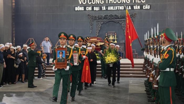 Lễ tang Anh hùng Lực lượng vũ trang nhân dân La Văn Cầu được tổ chức trang trọng.