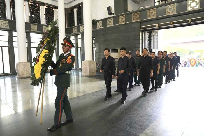 Đoàn đại biểu xã Đình Phong, xã Đông Khê vào viếng Đại tá, Anh hùng Lực lượng vũ trang nhân dân La Văn Cầu.