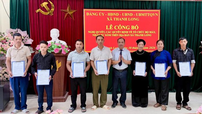 Lãnh đạo xã Thanh Long trao quyết định thành lập Chi bộ các xóm mới.