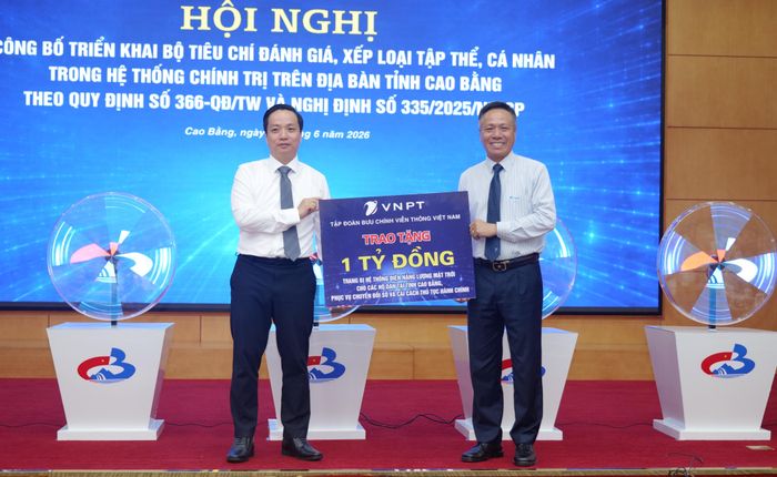 Tập đoàn Bưu chính Viễn thông Việt Nam trao tặng kinh phí hỗ trợ trang bị hệ thống điện năng lượng mặt trời cho các hộ dân tại tỉnh.
