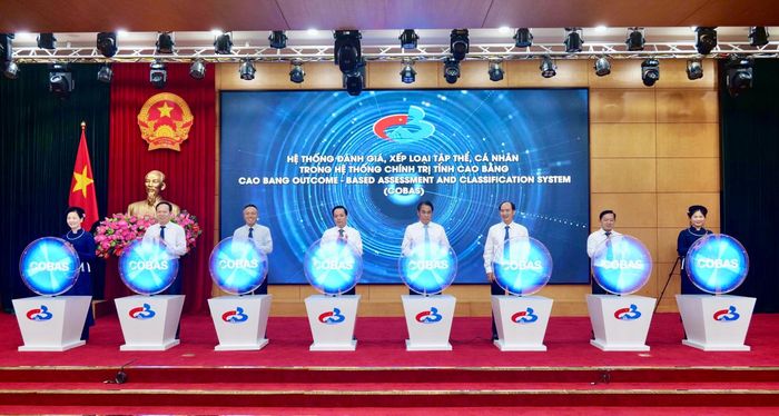 Các đại biểu bấm nút chính thức vận hành Hệ thống đánh giá, xếp loại tập thể, cá nhân trong hệ thống chính trị tỉnh.