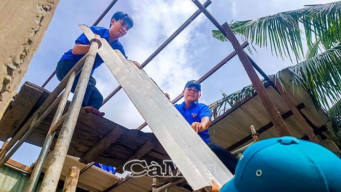 Không chỉ vận động, thanh niên cũng góp sức hoàn thành các công trình nhà ở.