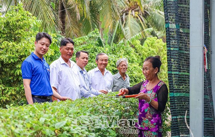 Nhờ thường xuyên vận động nên bà Dương Thị La và người dân nâng cao ý thức, tích cực xây dựng hàng rào cây xanh, góp phần tạo cảnh quan nông thôn sáng - xanh - sạch - đẹp.