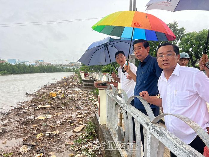 Qua khảo sát thực tế, đồng chí Võ Văn Dũng đề nghị nạo vét kênh xáng Bạc Liêu - Cà Mau, xử lý tình trạng xả rác nhằm tạo cảnh quan phục vụ phát triển du lịch.