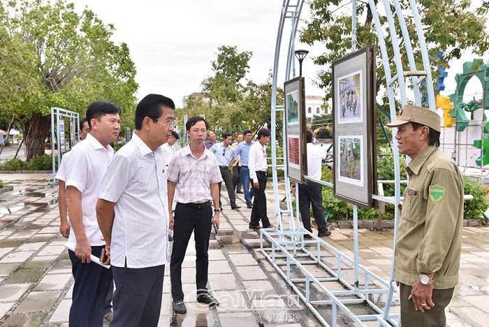Nguyên Phó Trưởng ban Thường trực Ban Nội chính Trung ương Võ Văn Dũng (thứ hai từ trái sang) thăm hỏi, động viên lực lượng làm nhiệm vụ giữ gìn an ninh trật tự tại Quảng trường Hùng Vương.