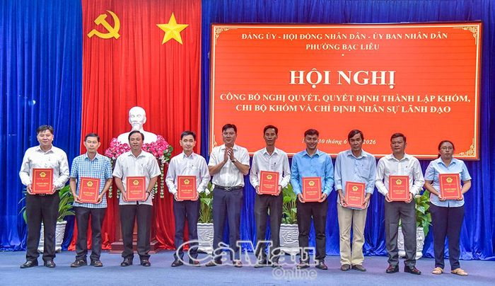 Chủ tịch UBND phường Lê Việt Xô trao Quyết định chỉ định nhân sự lãnh đạo khóm.
