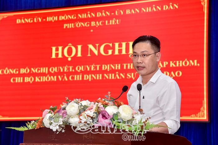  Phó Chủ tịch HĐND phường Bạc Liêu Phạm Minh Thành công bố Nghị quyết của HĐND về sắp xếp các khóm trên địa bàn phường.