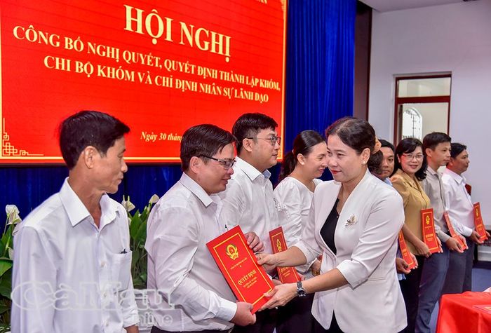 Đồng chí Tô Việt Thu, Bí thư Đảng ủy phường Bạc Liêu, trao Quyết định chỉ định nhân sự lãnh đạo khóm.