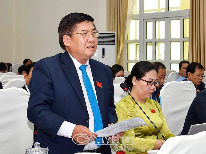 Đại biểu Nguyễn Phương Đông, Bí thư Đảng ủy, Chủ tịch HĐND xã Đất Mới, đề xuất tận dụng nguồn đất mặt sên vuông tôm làm nguyên liệu san lấp, nhằm vừa tận dụng tài nguyên tại chỗ, vừa góp phần giảm thiểu kinh phí trong xây dựng công trình địa phương.