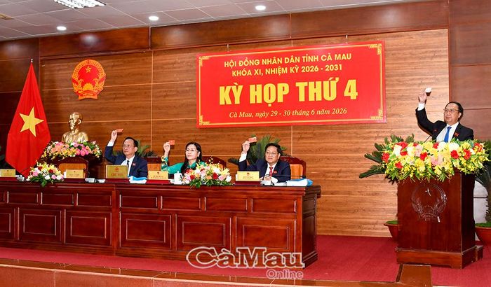 Các đồng chí chủ tọa kỳ họp biểu quyết thông qua các nghị quyết