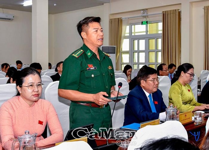 Đại biểu Lê Đình Sơn, Phó Chỉ huy trưởng, Tham mưu trưởng Ban Chỉ huy Bộ đội Biên phòng tỉnh, thảo luận về công tác chống khai thác IUU, thực hiện cơ cấu lại đội tàu và chuyển đổi ngành nghề cho ngư dân nhằm tạo động lực phát triển nghề biển bền vững.