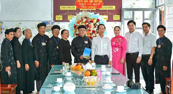 Phó Bí thư Tỉnh ủy, Chủ tịch Ủy ban MTTQ Việt Nam tỉnh Cà Mau Hồ Thanh Thủy và đoàn công tác tặng hoa và quà chúc mừng đến Ban Đại diện Giáo hội Phật giáo Hòa Hảo tỉnh.