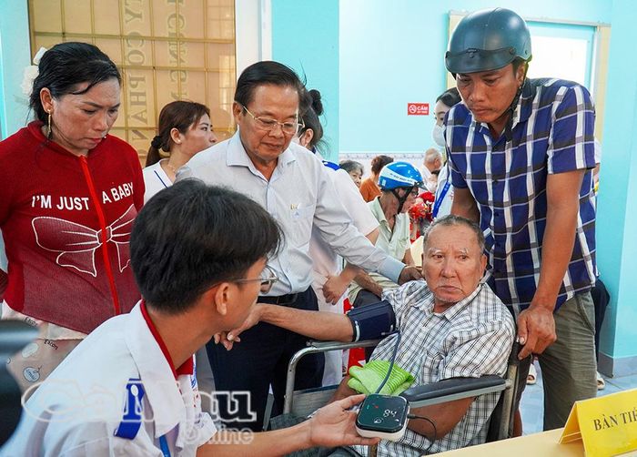 Hoạt động khám sức khỏe, khám sàng lọc cho người dân tại Trạm y tế xã Đất Mũi.