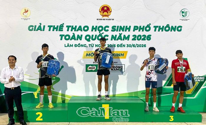  Em Lê Hoàng Nhất giành Huy chương Vàng, em Bùi Nguyên Hùng giành Huy chương Bạc nội dung nhảy cao nam khối THCS.