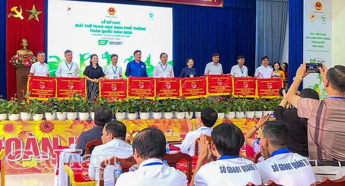 Ban tổ chức trao cờ các đoàn đạt thành tích xuất sắc tại giải đấu.