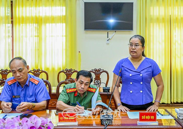 Đồng chí Phạm Thùy Trang, Phó Trưởng ban Thi đua - Khen thưởng (Sở Nội vụ), phát biểu tại hội nghị.