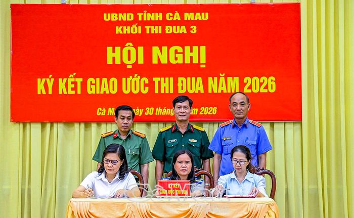  Đại diện các đơn vị trong Khối Thi đua 3 ký kết giao ước thi đua năm 2026.