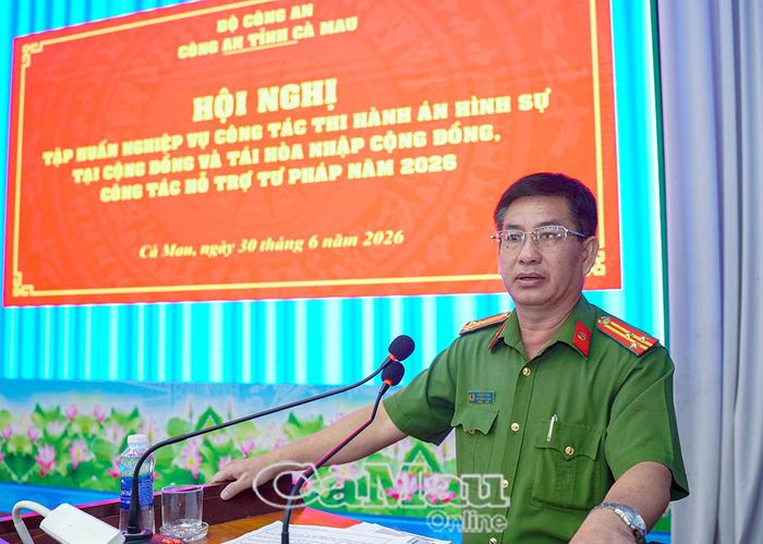 Thượng tá Võ Quốc Tuấn, Phó Trưởng phòng Thi hành án và Hỗ trợ tư pháp Công an tỉnh, báo cáo chuyên đề tại hội nghị.