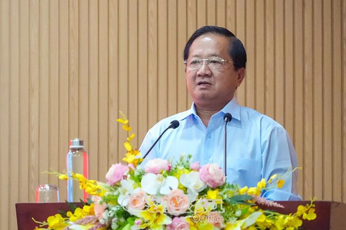 Ủy viên Ban Thường vụ Tỉnh ủy, Phó Chủ tịch Thường trực Ủy ban MTTQ Việt Nam tỉnh Cà Mau Lê Thanh Triều báo cáo về công tác triển khai xây dựng 1.069 căn nhà cho đối tượng khó khăn về nhà ở trên địa bàn tỉnh.