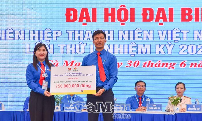 Nhân dịp Đại hội, anh Nguyễn Văn Tú, Bí thư Đoàn Thanh niên Tổng Công ty Phân bón Dầu khí Cà Mau, trao bảng tượng trưng hỗ trợ các công trình an sinh xã hội.