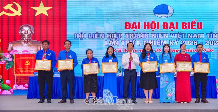 Phó Bí thư Tỉnh ủy, Chủ tịch Ủy ban MTTQ Việt Nam tỉnh Cà Mau Hồ Thanh Thủy trao Bằng khen của Chủ tịch UBND tỉnh tặng 5 tập thể và 10 cá nhân có thành tích xuất sắc trong công tác Hội giai đoạn 2024-2026. 