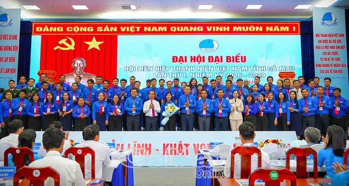 Lãnh đạo Trung ương Hội LHTN Việt Nam và lãnh đạo tỉnh tặng hoa chúc mừng Ủy ban Hội LHTN Việt Nam tỉnh Cà Mau khóa I, nhiệm kỳ 2026-2029.