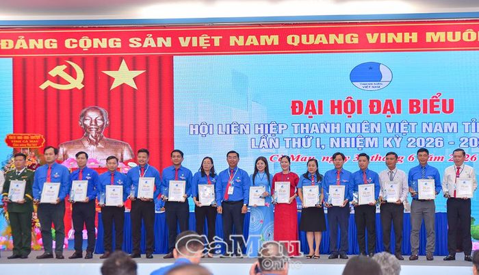 Đại hội tặng quà tri ân các Ủy viên Ủy ban 