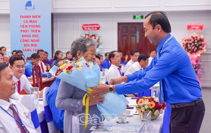 Phó Chủ tịch Ủy ban MTTQ Việt Nam tỉnh Cà Mau, Bí thư Tỉnh đoàn Phạm Tuấn Tài trao hoa tri ân Mẹ Việt Nam Anh hùng Nguyễn Kim Mai.