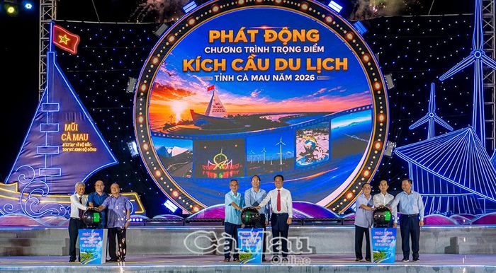 Các đồng chí lãnh đạo tỉnh và nguyên lãnh đạo tỉnh thực hiện nghi thức phát động Chương trình trọng điểm kích cầu du lịch tỉnh Cà Mau năm 2026.