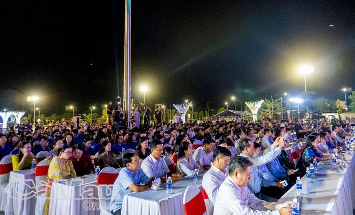 Đông đảo người dân đến dự, thưởng thức chương trình nghệ thuật.