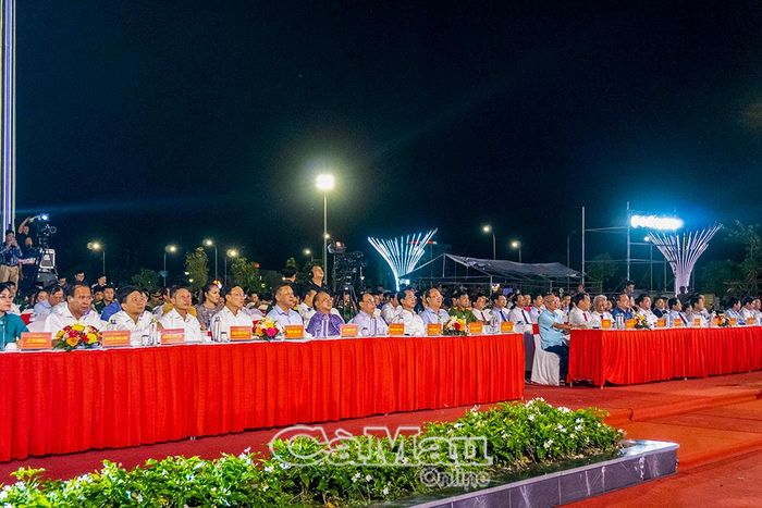 Các đồng chí lãnh đạo tỉnh, nguyên lãnh đạo tỉnh qua các thời kỳ và đại biểu, người dân tham dự chương trình.