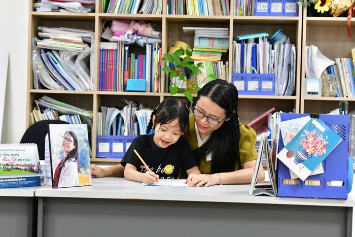 Xã hội, đặc biệt là các bậc phụ huynh cần hành động ngay để giúp trẻ tránh bẫy “nô lệ” điện thoại, mạng xã hội. Ảnh: Phố Hiến