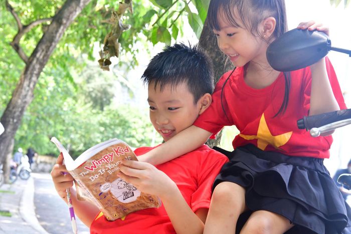 Hình thành thói quen đọc sách từ sớm cho trẻ sẽ giúp trẻ có thêm hiểu biết về sử dụng thiết bị điện tử, cũng như hạn chế việc tiếp xúc với điện thoại, mạng xã hội. Ảnh: N.Lộc
