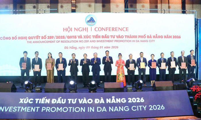 UBND thành phố Đà Nẵng trao giấy chứng nhận cho 12 thành viên chính thức và 11 nhà đầu tư quan tâm trong ngày khai trương VIFC, ngày 09/01/2026. Ảnh: danang.gov.vn