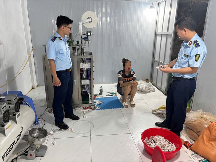 Lực lượng chức năng phát hiện nhiều sản phẩm và thiết bị để thực hiện hành vi sản xuất hàng giả tại cơ sở