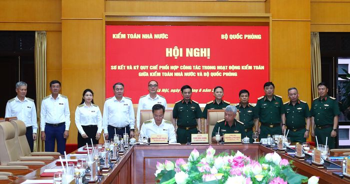 Tổng Kiểm toán nhà nước Nguyễn Hữu Nghĩa và Thượng tướng Nguyễn Quang Ngọc - Thứ trưởng Bộ Quốc phòng ký Quy chế phối hợp công tác trong hoạt động kiểm toán. Ảnh: Hoàng Long