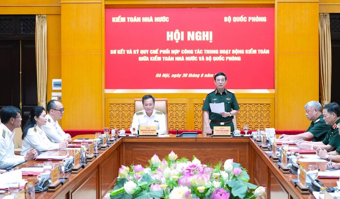 Đại tướng Phan Văn Giang - Ủy viên Bộ Chính trị, Phó Bí thư Quân ủy Trung ương, Phó Thủ tướng Chính phủ, Bộ trưởng Bộ Quốc phòng phát biểu tại Hội nghị. Ảnh: Hoàng Long